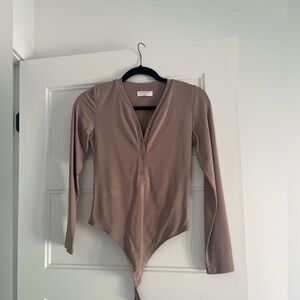 Aritzia Babaton Contour Brown Button-Up Bodysuit. Medium